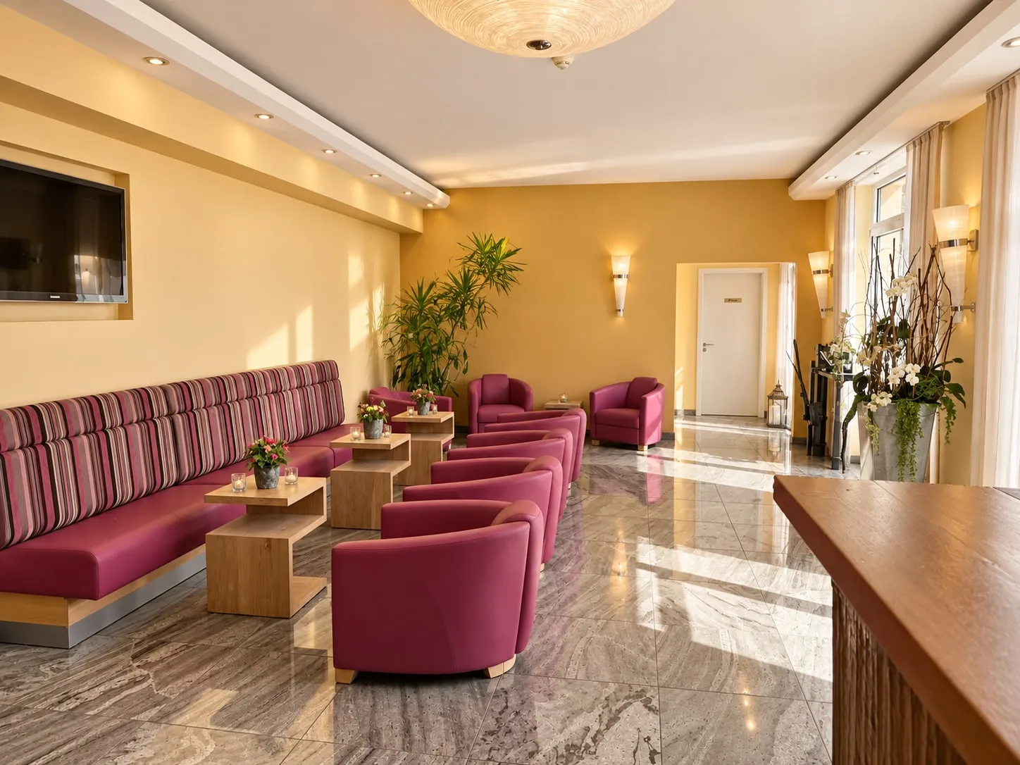 Lounge mit roten Sesseln