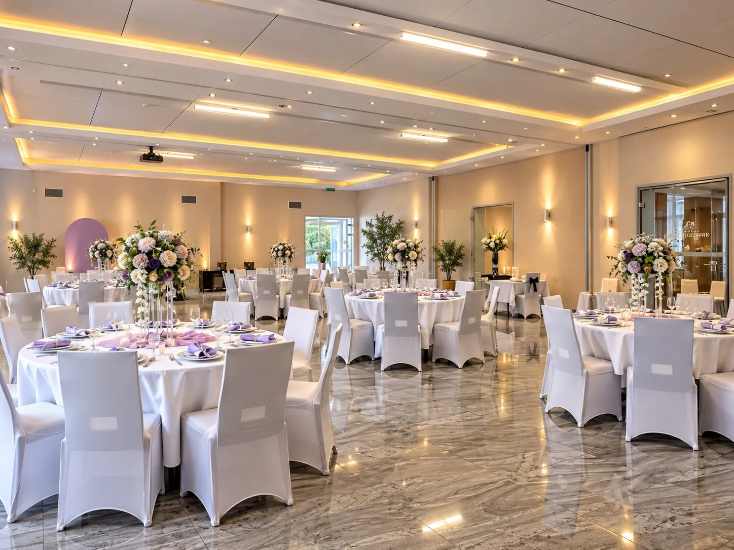 Festlich eingedeckter Saal für eine Hochzeit
